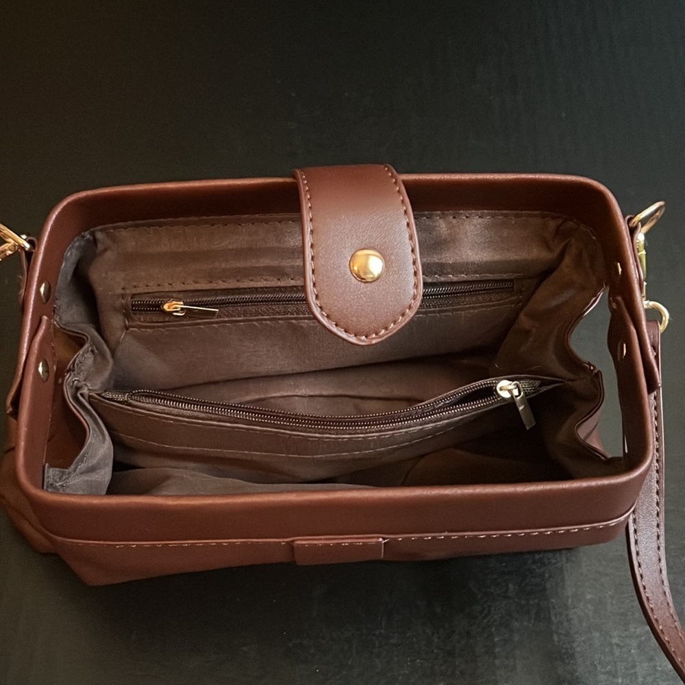 NWOT Vintage Inspired Shoulder Bag with Hinged Opening - Picture 4 of 4